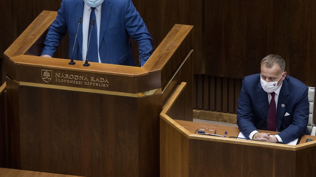 Vpravo predseda parlamentu SR Boris Kollár (Sme rodina) a vľavo poslanec Ondrej Dostál (SaS) počas 9. schôdze NR SR