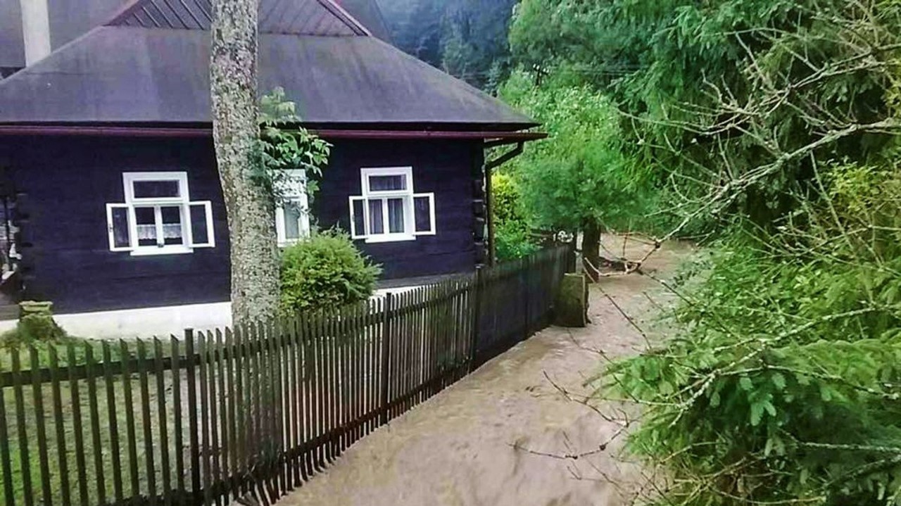 Dlhá nad Kysucou - Voda z potoka Dlhovianka  zaliala udržiavanú drevenicu. 