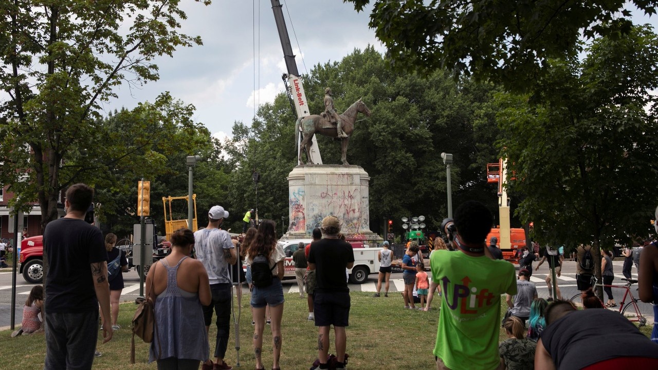 Protestujúci sa už viackrát pokúsili o zhodenie konfederačných sôch.