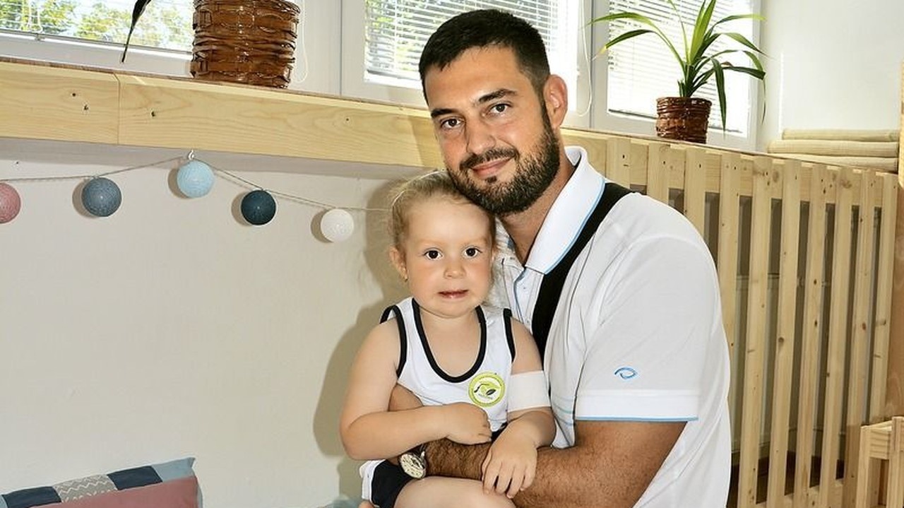 Riaditeľ internátu TUKE Marek (34) s dcérkou Hankou (3)