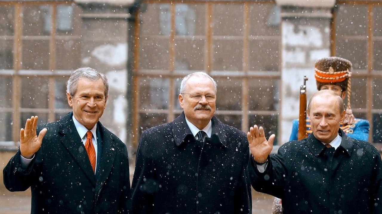 Slovensko navštívili v roku 2005 vtedajší americký prezident George Bush a ruský prezident Vladimir Putin.