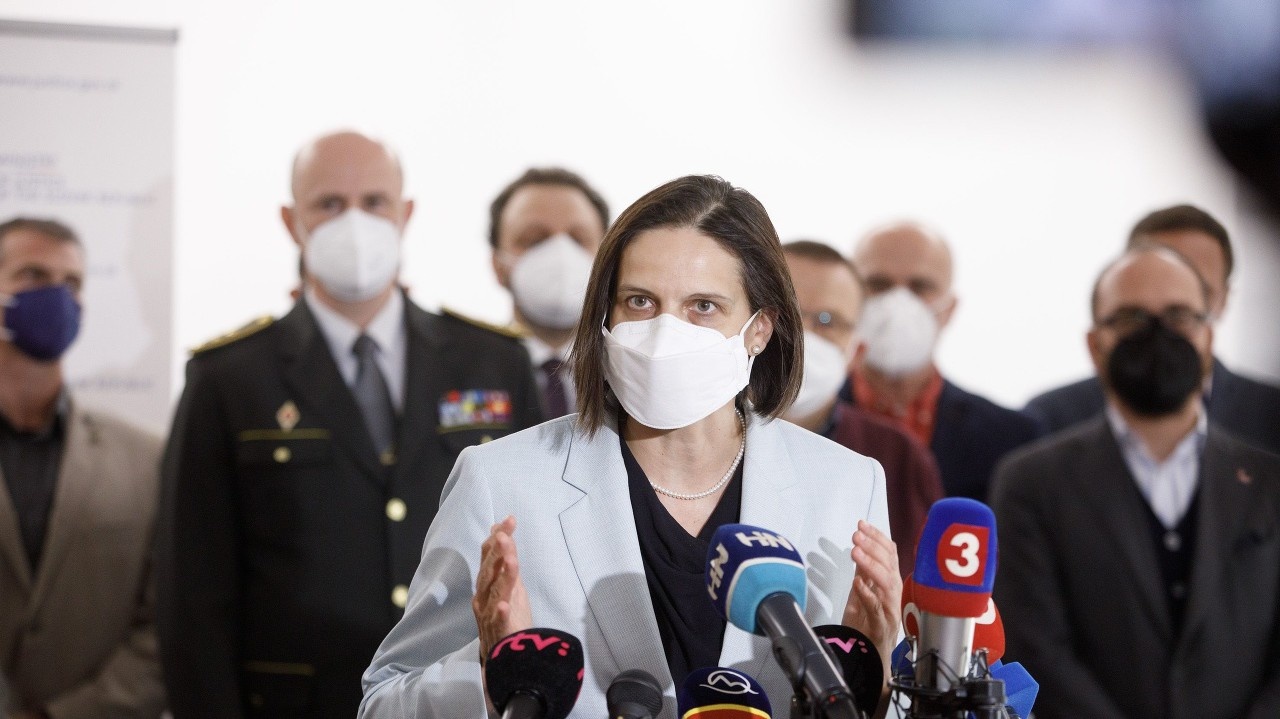 Ministerka spravodlivosti SR Mária Kolíková (v popredí) počas tlačovej konferencie.