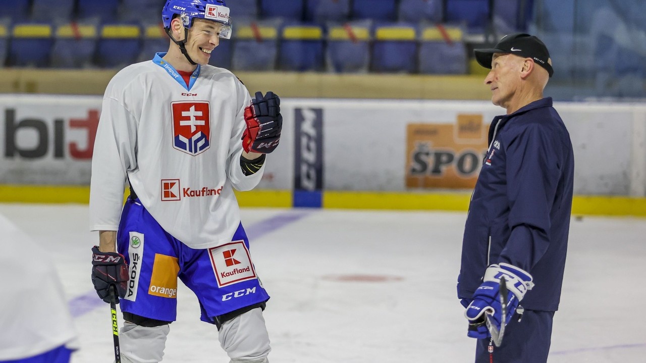 Na snímke zľava Marek Ďaloga a tréner Craig Ramsay počas prípravného kempu slovenskej hokejovej reprezentácie. V Piešťanoch 7. apríla 2021.