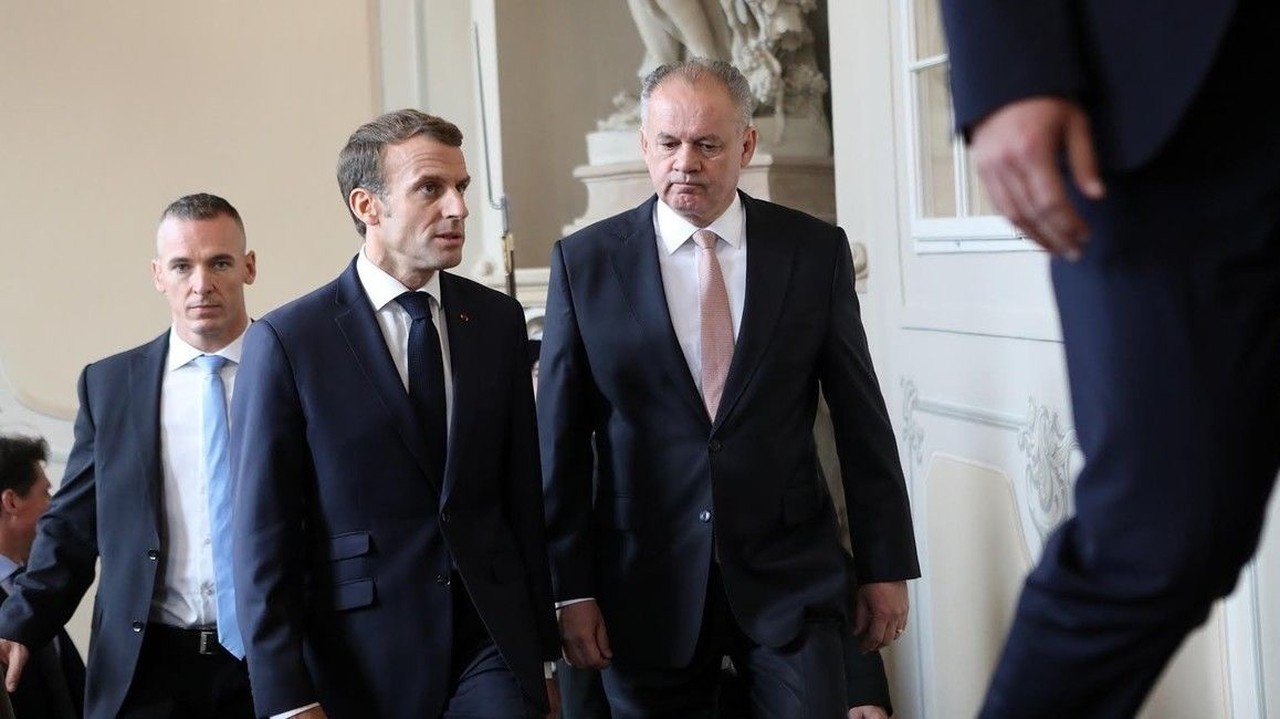 Exprezident Kiska s francúzskym prezidentom Macronom, Krajčovič v pozadí.