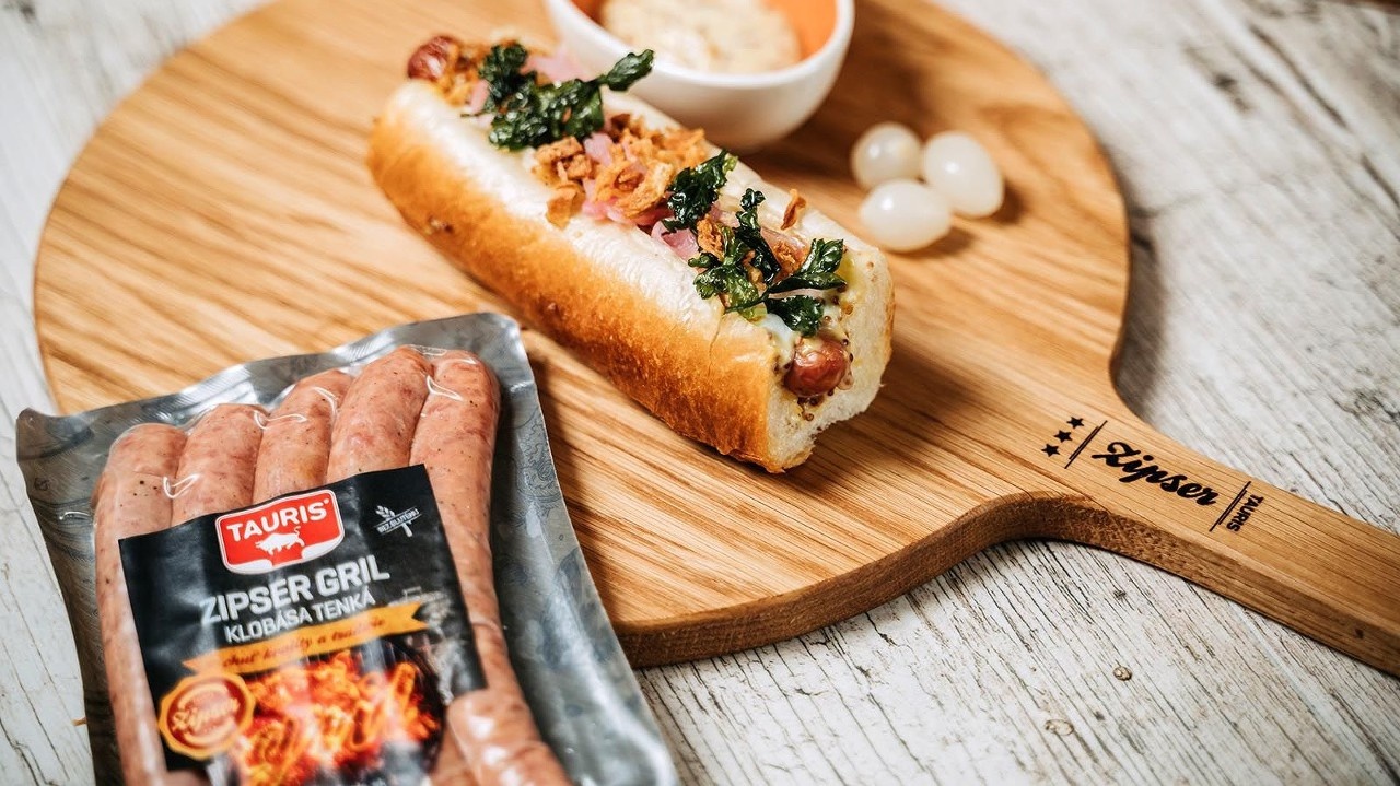 Z chutných Zipser klobások si pripravíte skvelý hotdog.