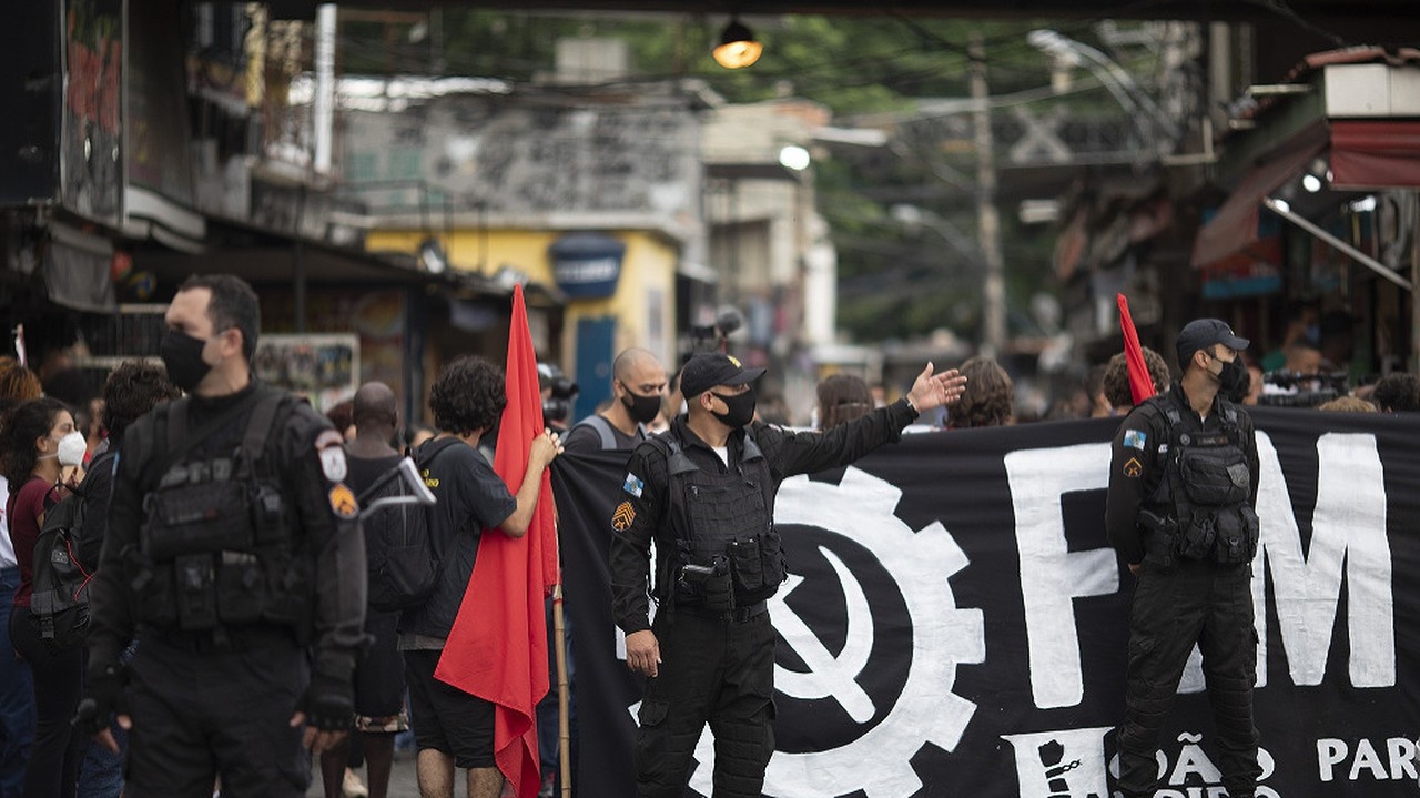 Aktivisti protestujúci proti policajnej operácii v brazílskom Riu de Janeiro, ktorá vyústila do 25 úmrtí.