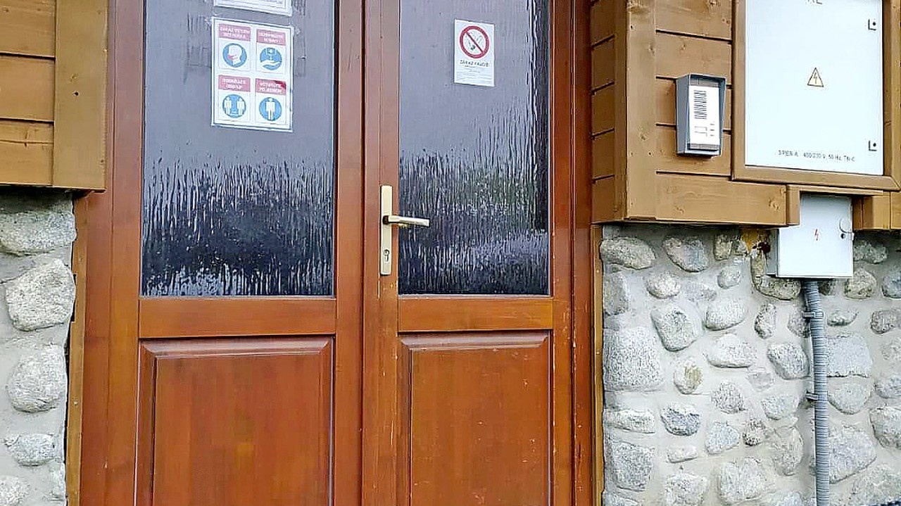 Pred vchodom
do budovy
lesníkov ležal
veľký bobor.