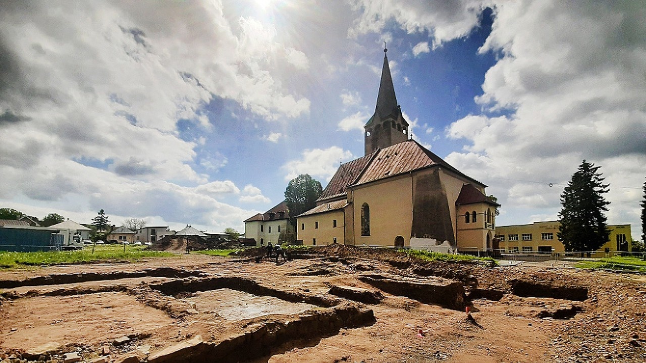 Základy hradu odhaľujú v centre mesta.