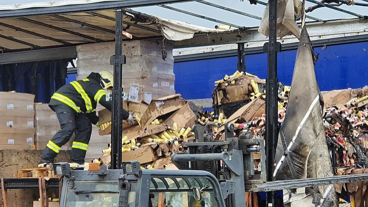 Na Cukrovarskej v Rimavskej Sotobe horel náves kamióna s hliníkovými tubami (Zdroj: B. Caban - Rimava.sk)