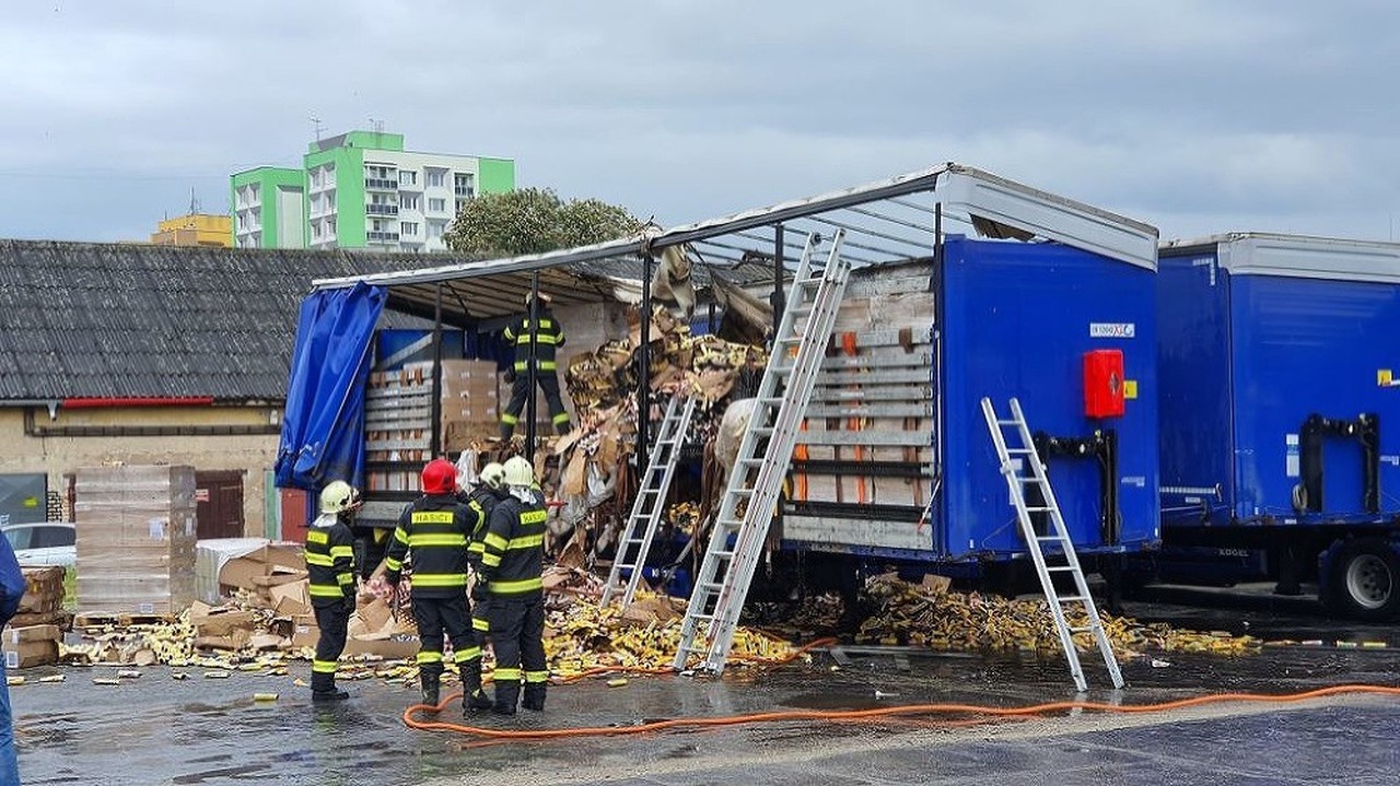 Na Cukrovarskej v Rimavskej Sotobe horel náves kamióna s hliníkovými tubami (Zdroj: B. Caban - Rimava.sk)