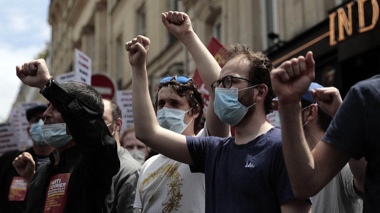 Demonštranti protestovali proti legislatívnym zmenám, o ktorých tvrdia, že ich zbavujú základných slobôd.