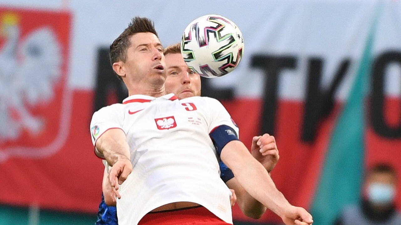 Poľský útočník Robert Lewandowski v súboji so Slovenskom na EURO 2020