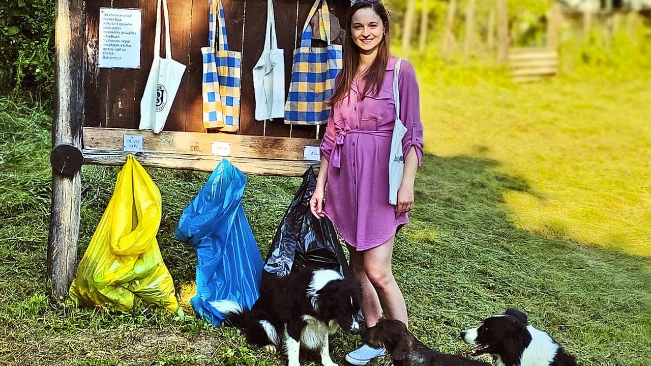 Karin tašky ušila sama, ľudia
do nich zbierajú odpadky
a recyklujú ich v plastových vreciach.