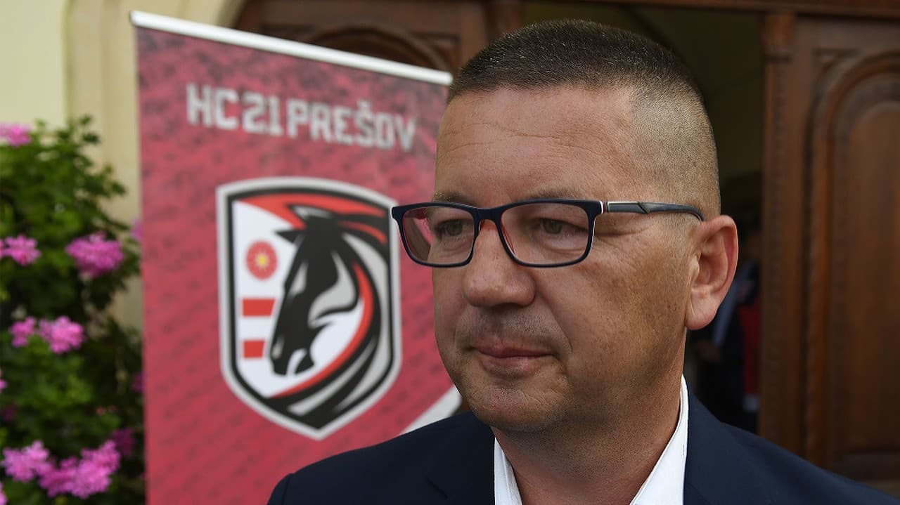 Tlačová konferencia nového hokejového extraligového klubu HC 21 Prešov pred mestským úradom v Prešove. Novovzniknutý hokejový klub HC 21 Prešov nahradí v Tipos extralige Detvu.