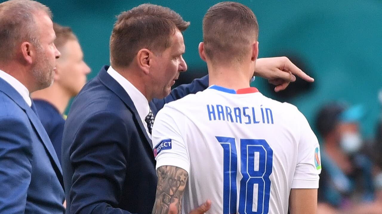 Tréner Štefan Tarkovič dáva pokyny Lukášovi Haraslínovi