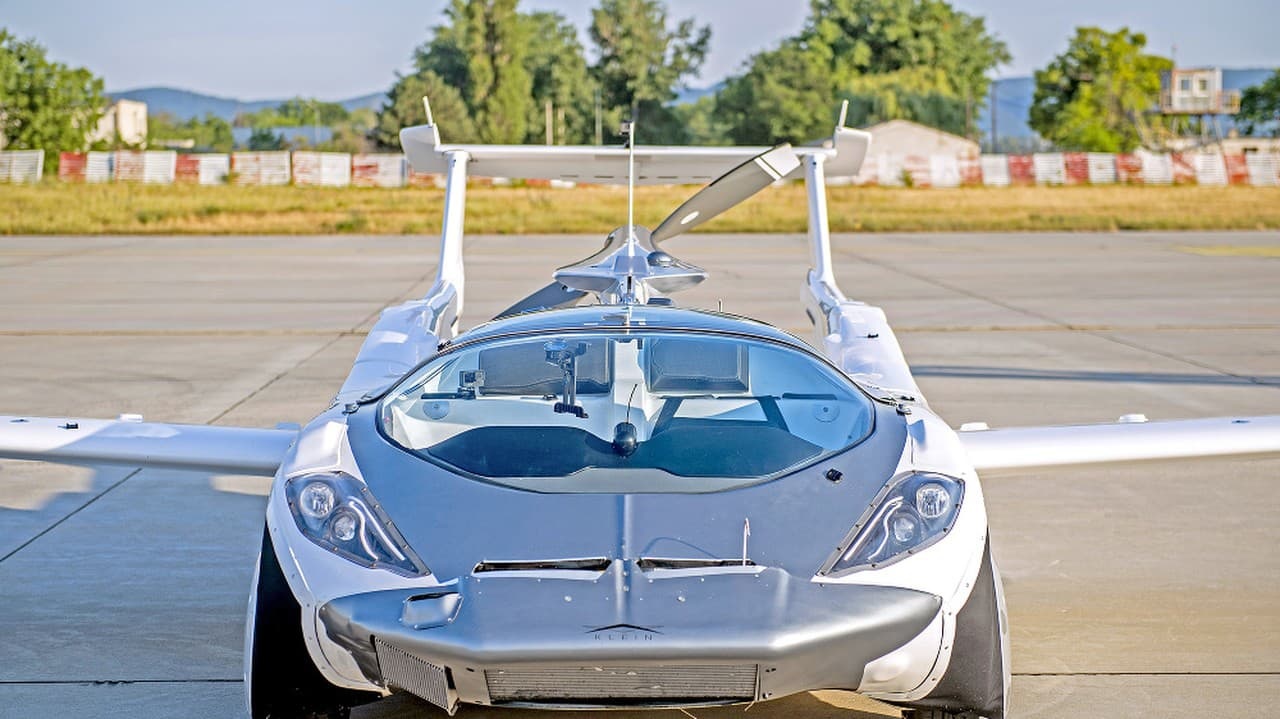 Na runway pôsobil AirCar impozantne.