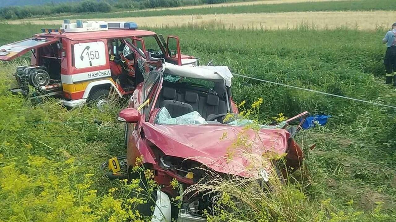 Cesta pri Beňadikovej je uzavretá pre vážnu nehodu.