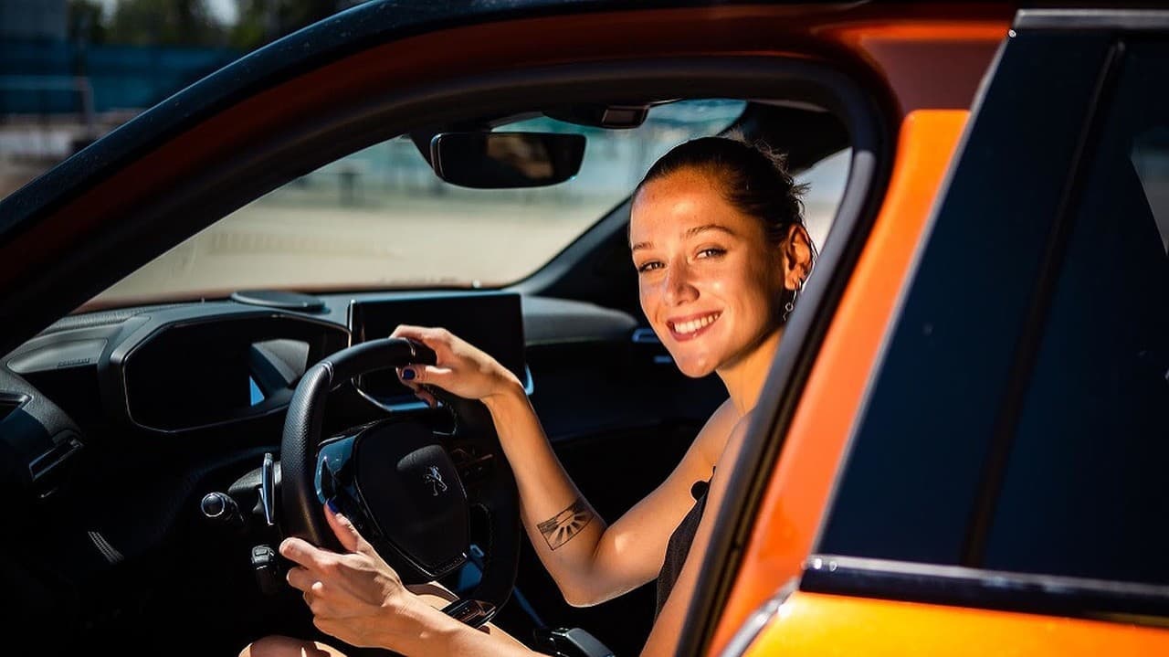 Dominika a Emma si zmerali sily na tenisovom kurte.
