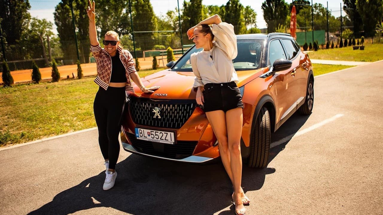 Dominika a Emma si zmerali sily na tenisovom kurte.