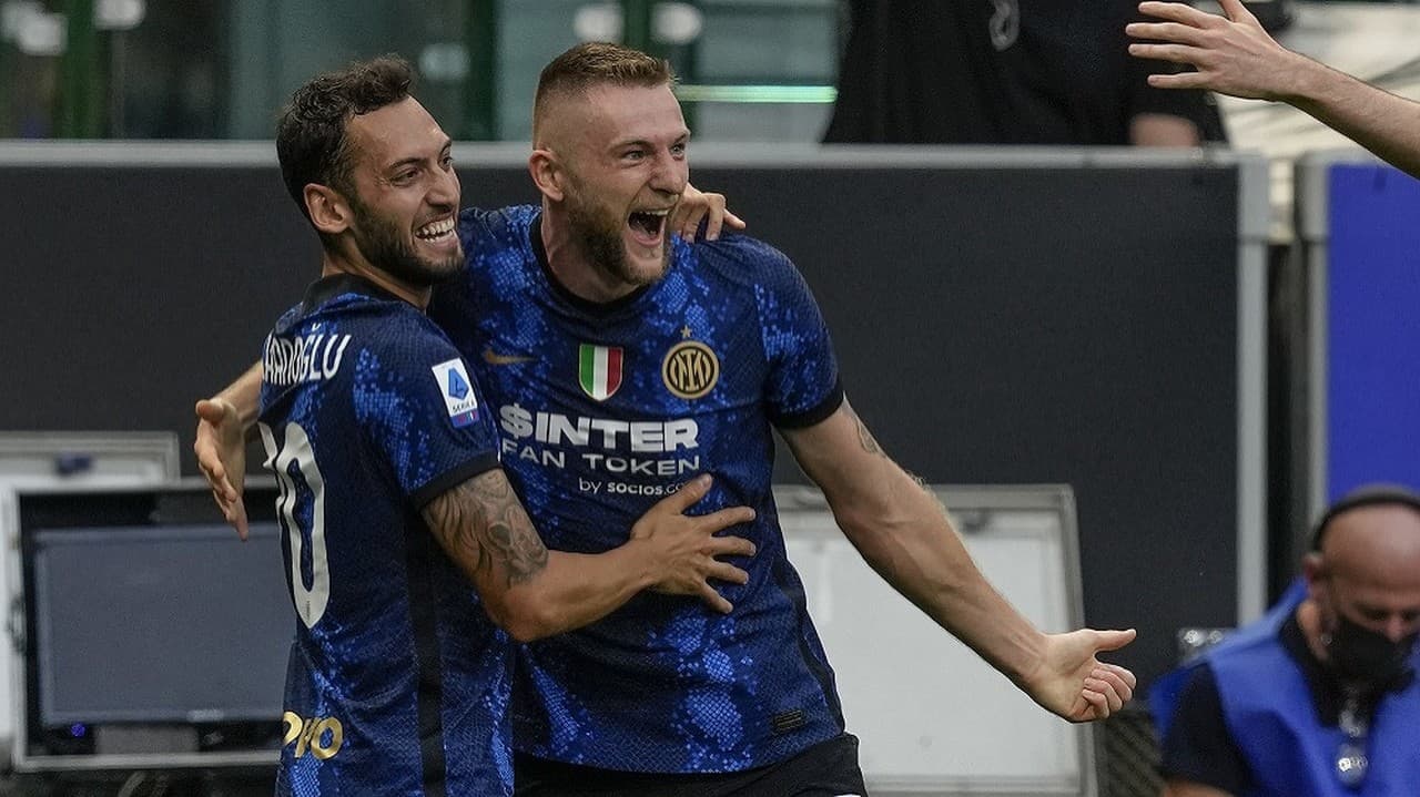 Futbalista Milan Škriniar z Interu Miláno vsietil úvodný gól počas zápasu 1. kola talianskej Serie A Inter Miláno - FC Janov.