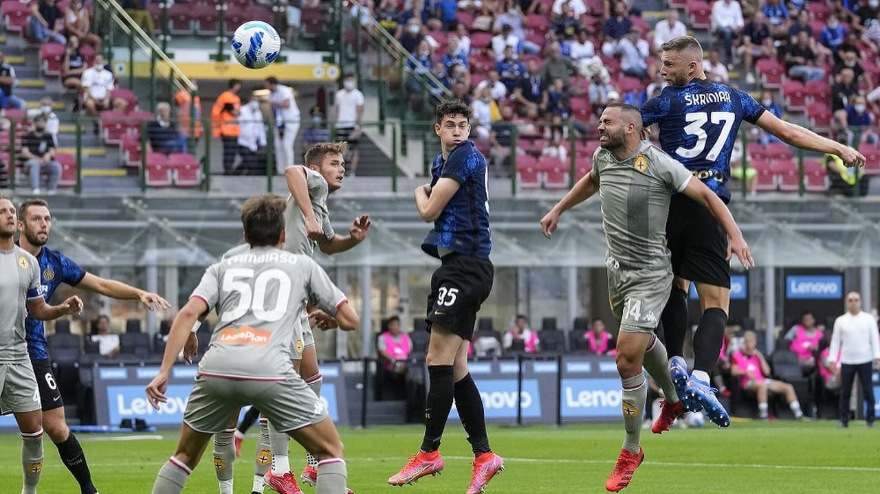 Futbalista Milan Škriniar z Interu Miláno vsietil úvodný gól počas zápasu 1. kola talianskej Serie A Inter Miláno - FC Janov.