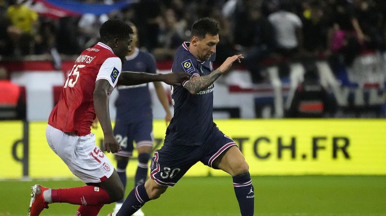 Na snímke Lionel Messi v drese Paríža Saint-Germain. 