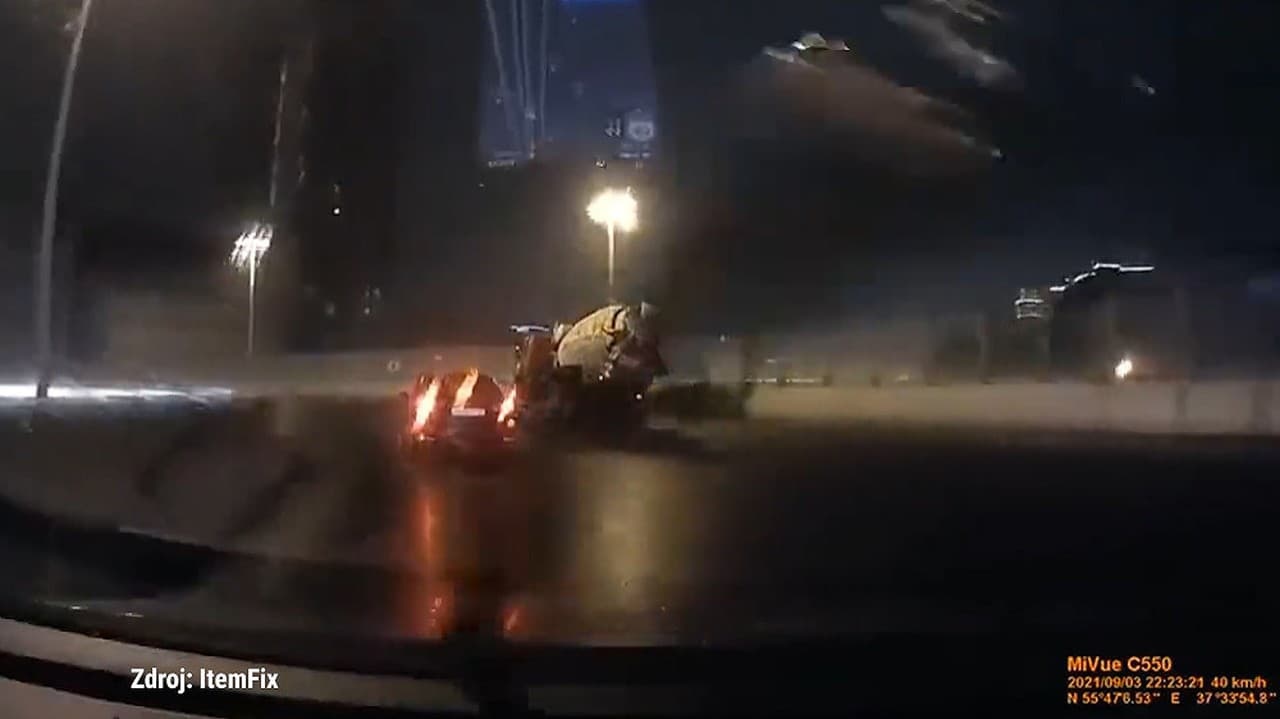 Blázni na cestách: Vodič miešačky betónu v zákrute prerazil zvodidlá, auto sa zrútilo z nadjazdu