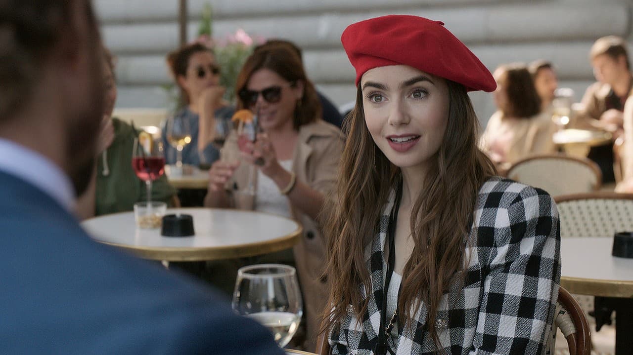 Herečka Lily Collins v seriáli Emily in Paris.