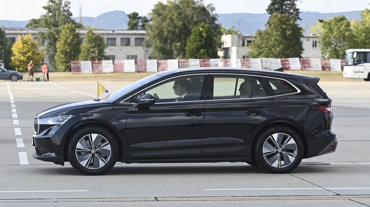 Pápež František odchádza v automobile Škoda ENYAQ iV z bratislavského letiska.