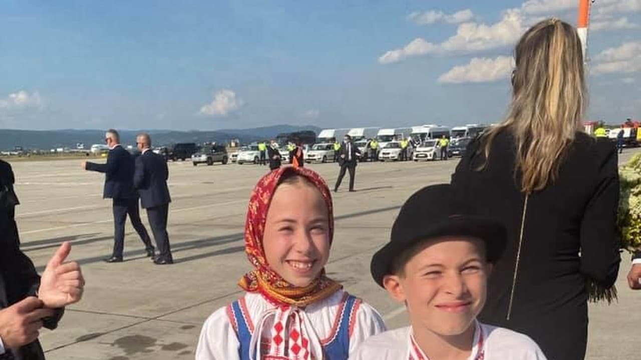 Liliana s Maximiliánom vítali pápeža hneď po prílete.