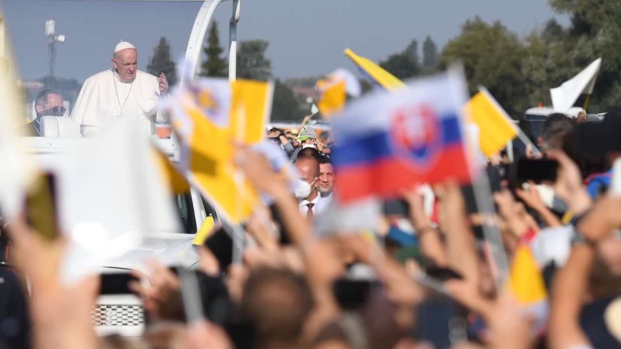 Posledný deň oficiálnej návštevy Slovenska zavítal pápež František na pútnicke miesto v Šaštíne. Na snímke pápež František prichádza v papamobile na svätú omšu na otvorenom priestranstve pri Národnej svätyni do Šaštína 15. septembra 2021.