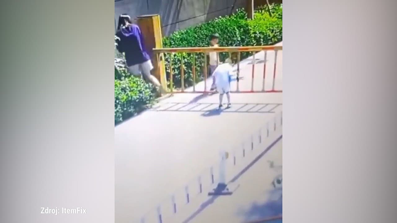 Matka roka?! Žena nahovorila svoje deti, aby preliezli cez mreže závory, syn sa takmer zadusil!