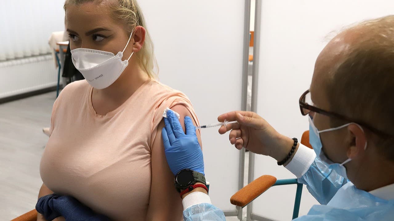 Spustenie mobilného očkovania na stredných školách v Banskobystrickom samosprávnom kraji