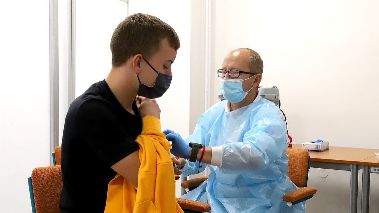 Spustenie mobilného očkovania na stredných školách v Banskobystrickom samosprávnom kraji