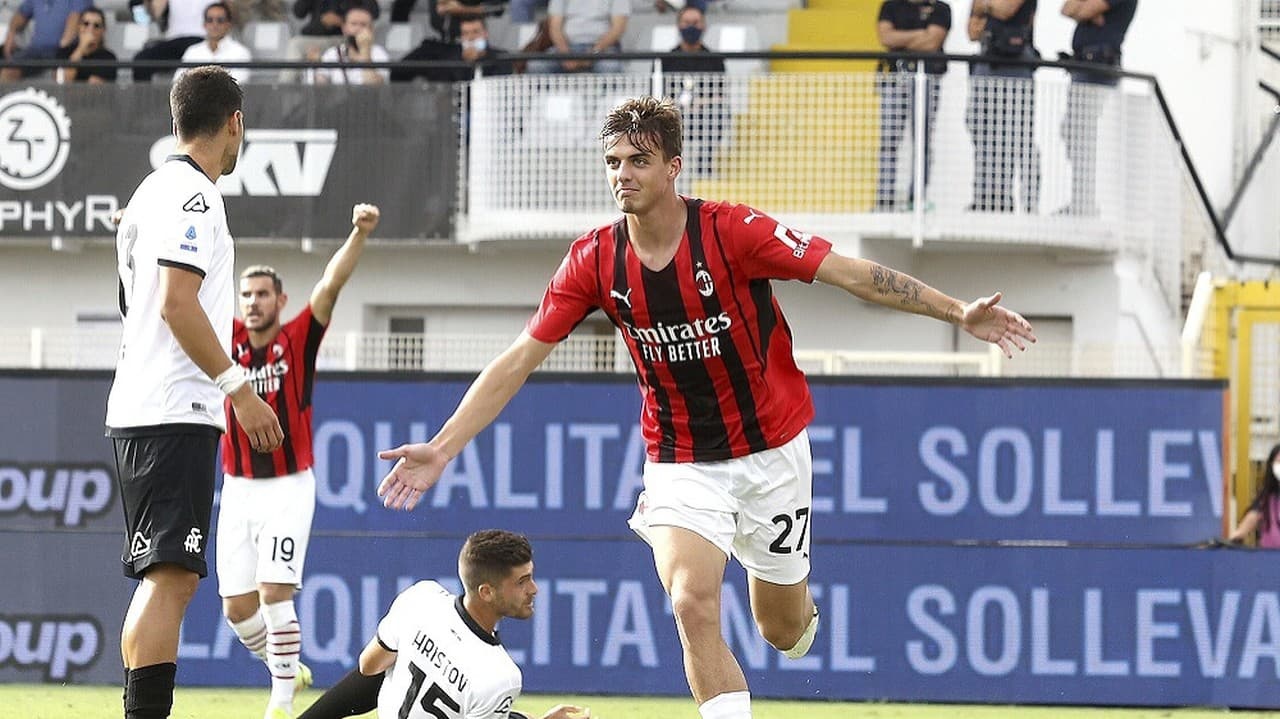 Futbalista AC Miláno Daniel Maldini sa teší po strelení gólu v zápase 6. kola talianskej Serie A Spezia Calcio - AC Miláno.
