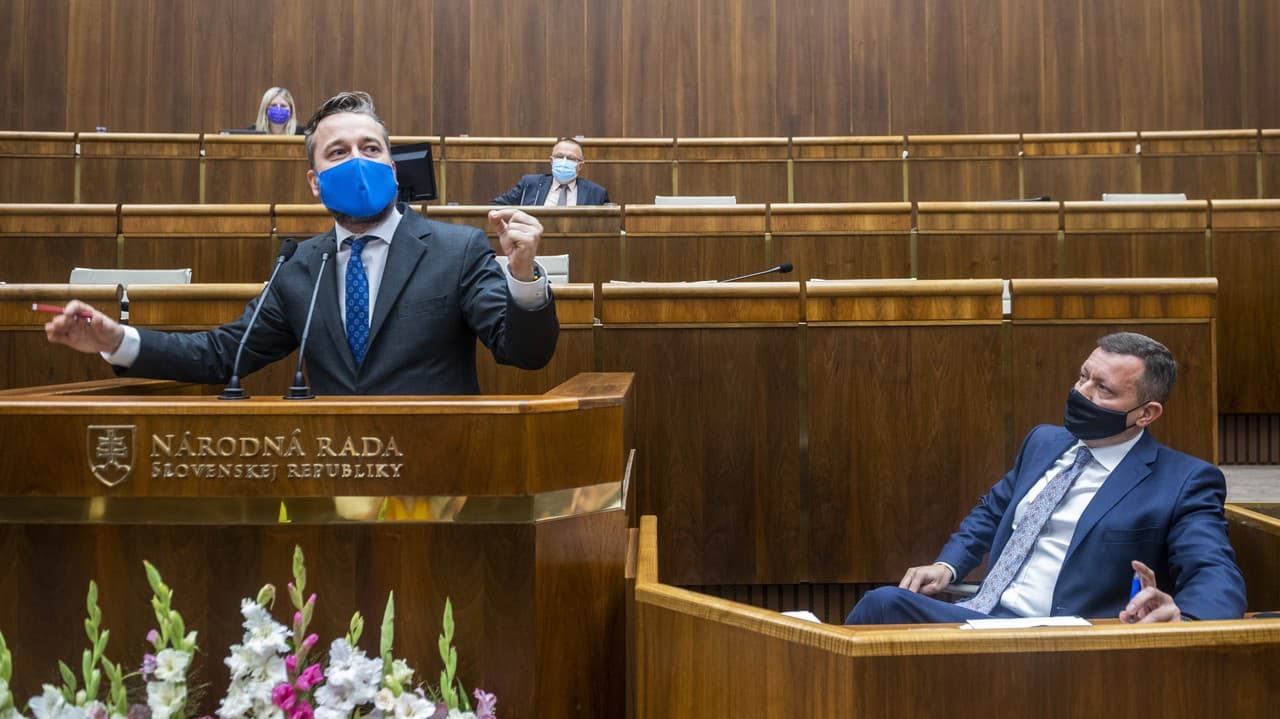 Na snímke zľava poslanec NRSR Ľuboš Blaha (SMER-SD) a špeciálny prokurátor SR Daniel Lipšic.