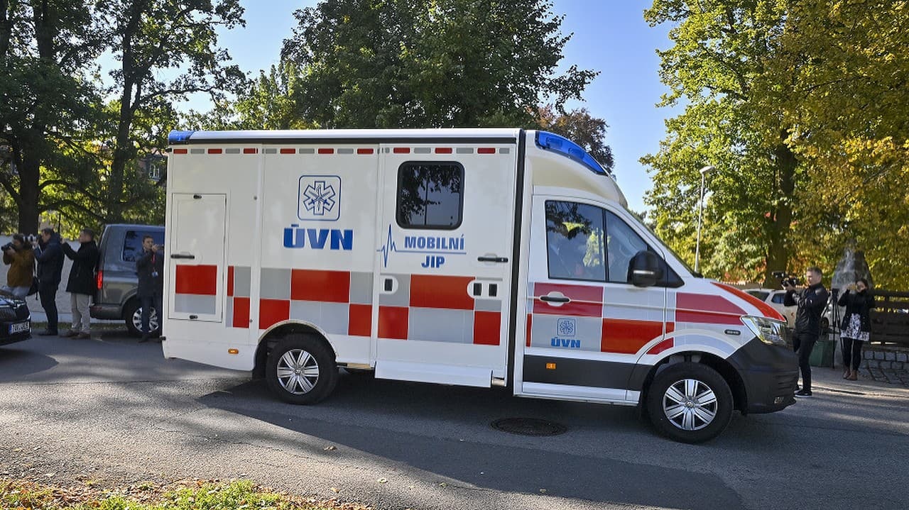 Z lánského zámku odviezla českého prezidenta sanitka Ústrednej vojenskej nemocnice (ÚVN).