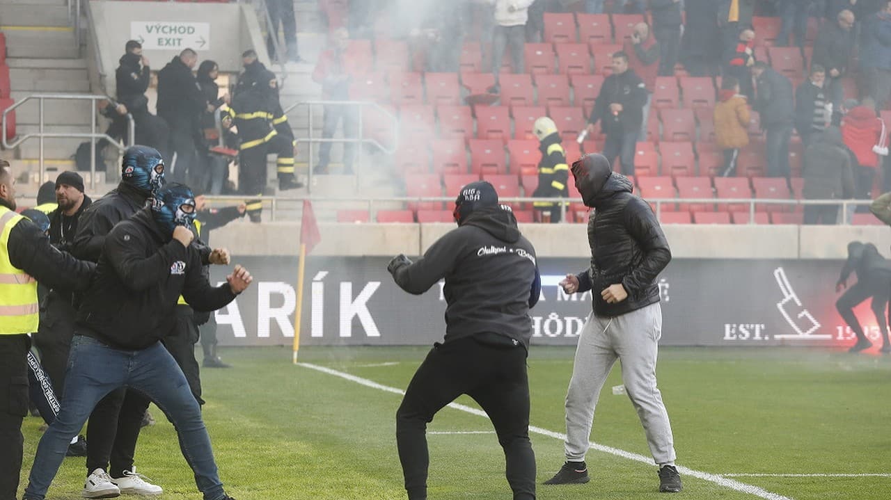 Na snímke bitka medzi fanúšikmi Slovana a Spartaka počas 11. kola futbalovej Fortuna ligy FC Spartak Trnava - ŠK Slovan Bratislava.