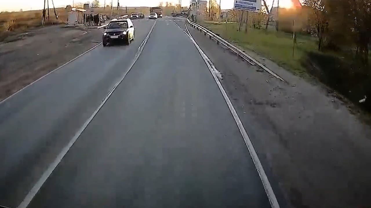 Trúfalosť tohto šoféra vás dvihne zo stoličiek! Sledujte nákladné auto: To čo robí?!