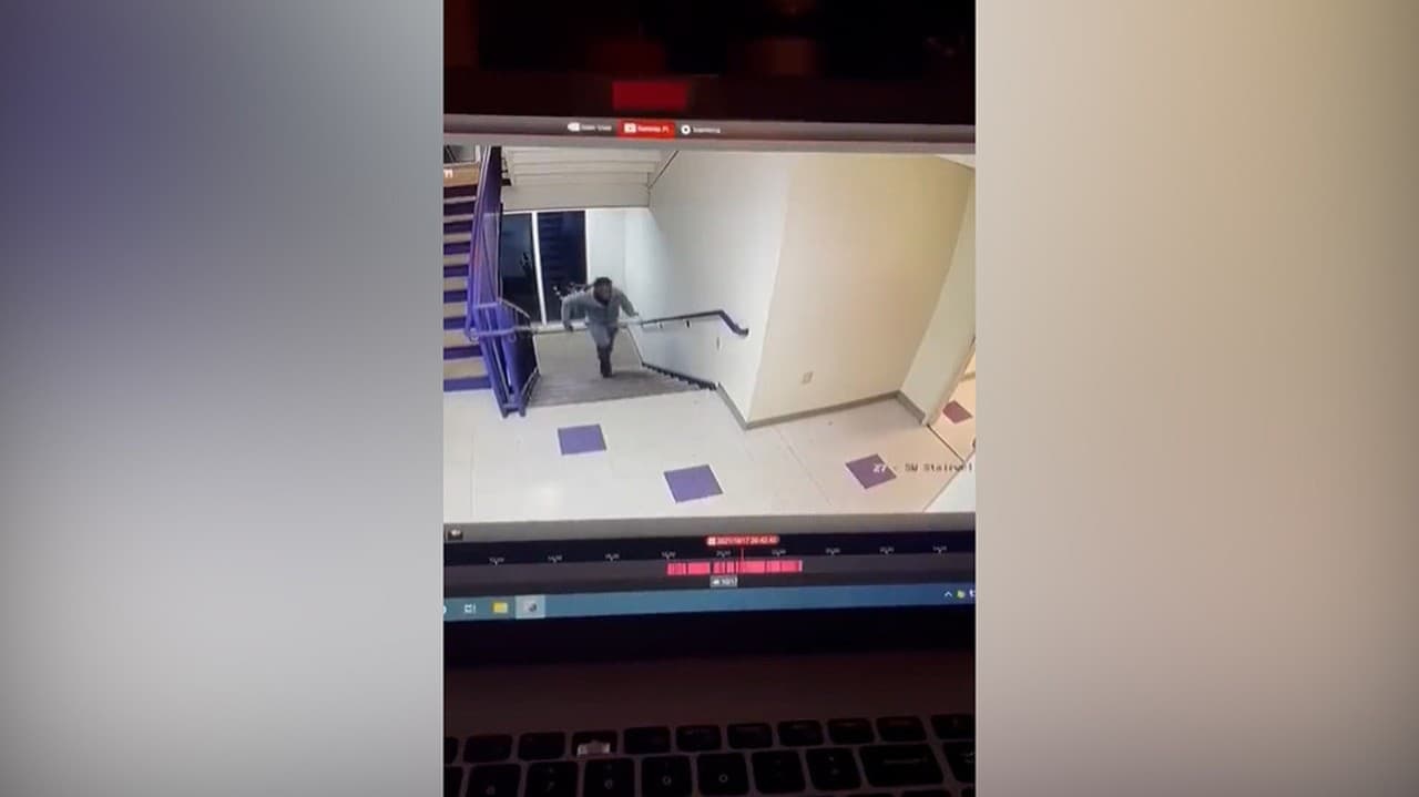 Kamera v bytovke zachytila muža bežiaceho po schodoch, v tom to prišlo: Hrozný pád a pri ňom to neskončilo!
