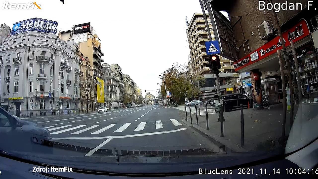Vodič stratil kontrolu nad vozidlom a nabúral: Auto nešťastníka omotalo okolo semafora!