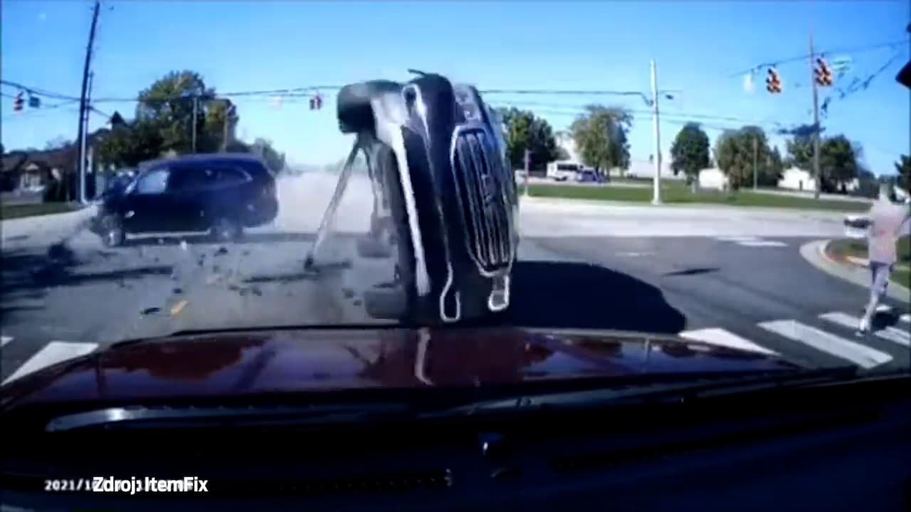 Hrôzostrašná nehoda na križovatke: Chodec unikol o vlas a... Preboha, to kde skončilo to auto?!