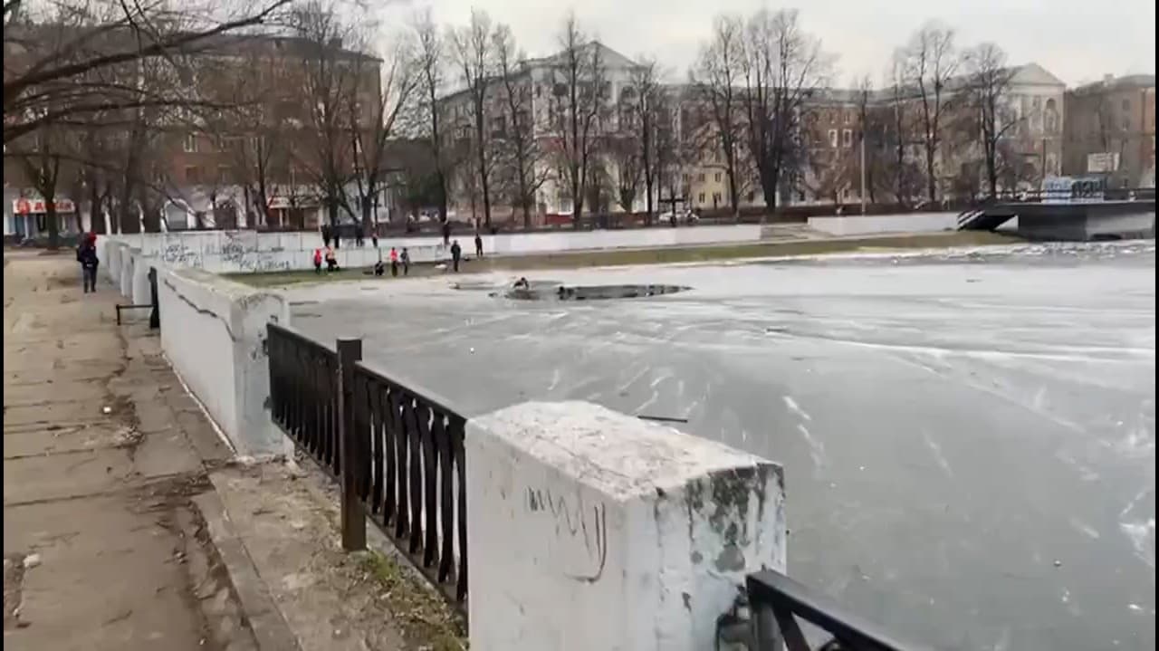 Deti sa rozhodli otestovať silu ľadu na miestnom rybníku: Reakcia chlapca vytiahnutého z vody vás odrovná!