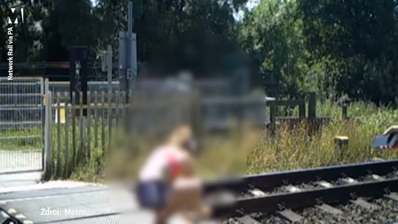 Nebezpečné správanie chodcov na železničnom priecestí: Budete sa chytať za hlavu, čo tam stvárajú!