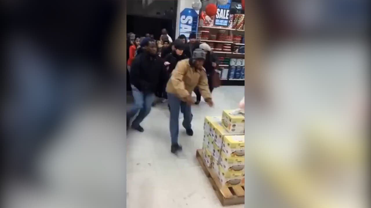 Black Friday rozpútal šialenstvo: Zábery, pri ktorých sa zastavuje rozum! Neuveríte, kvôli čomu sa ľudia bili