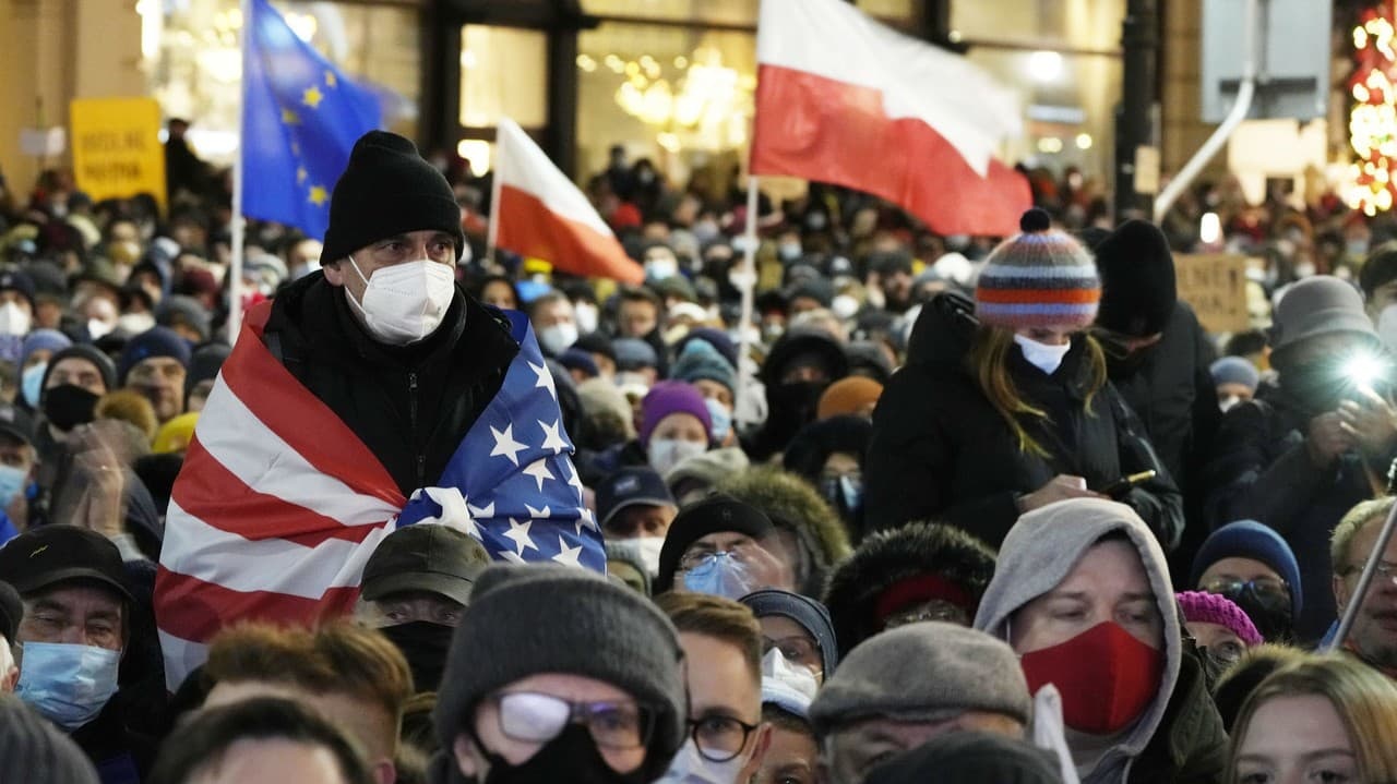 Tysiące ludzi wychodzą na ulice Polski: protestują przeciwko kontrowersyjnemu prawu medialnemu