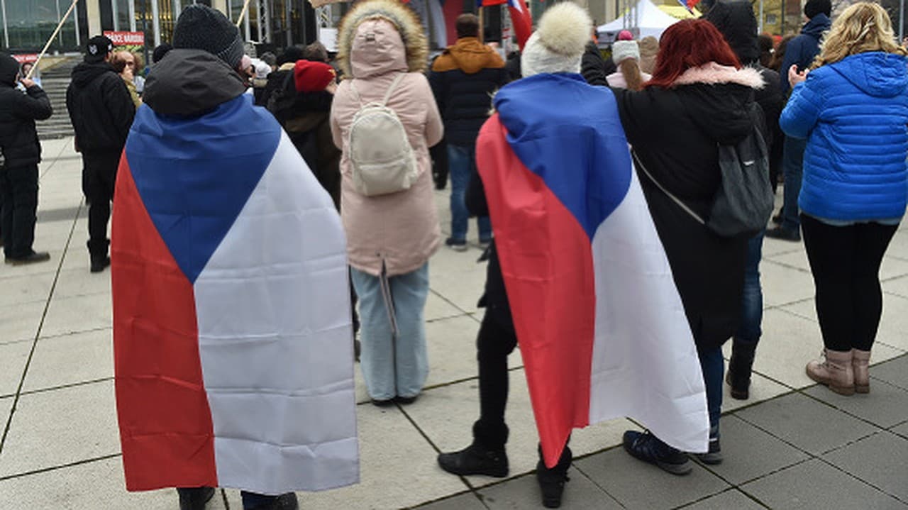 Stovky ľudí robili rámus pred budovou Českej televízie: Žiadajú len jedno |  Nový Čas