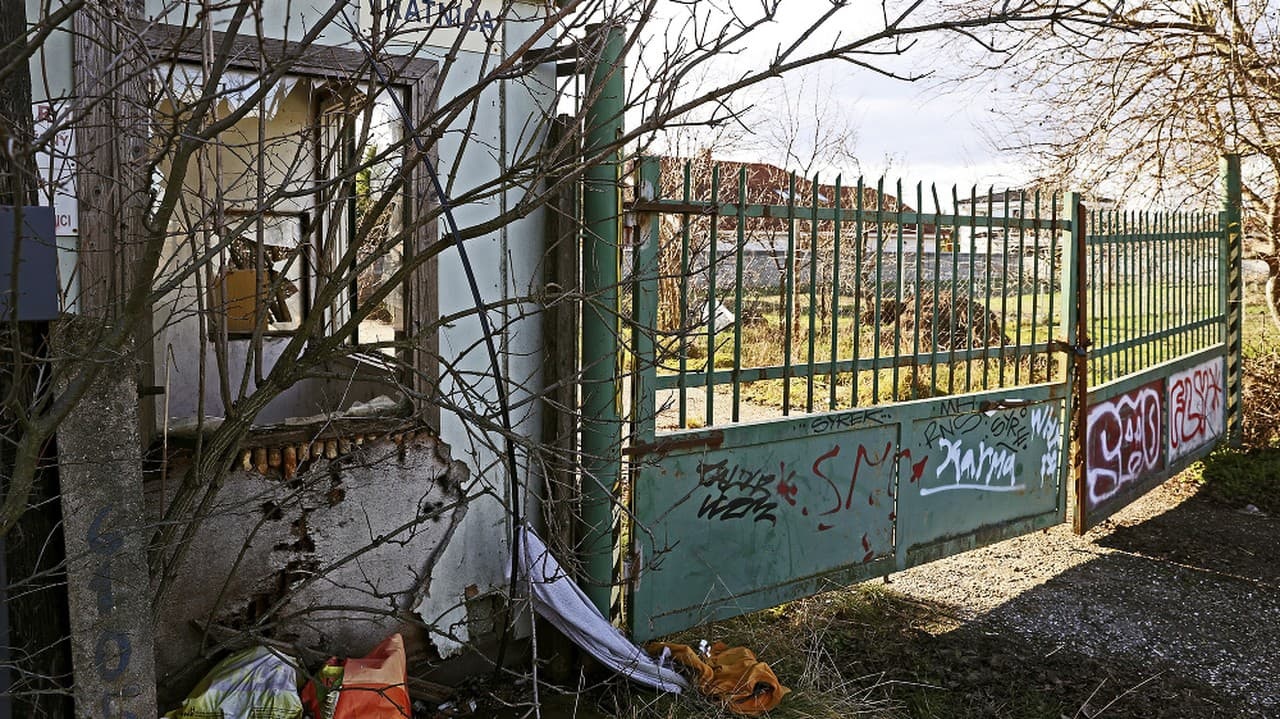 Oplotenie je skôr provizórne a dnu sa dá dostať bez väčšej námahy.