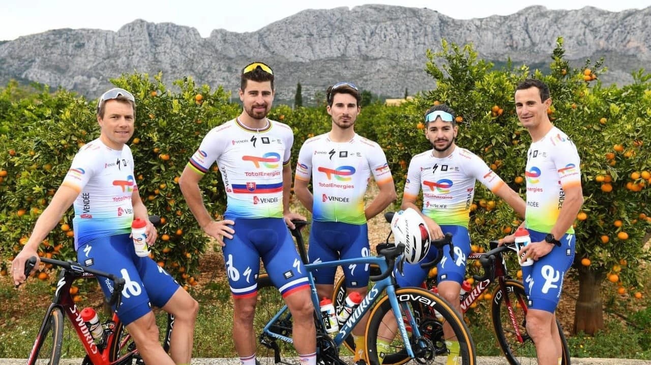 Peter Sagan pózuje v novom drese Total Energies.