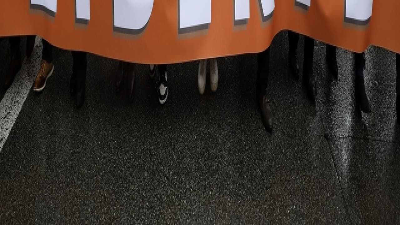 Ľudia sa vzbúrili proti vládnym plánom na ďalšie obmedzenie práv neočkovaných.